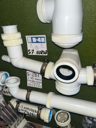 Varios tubos para fregaderos y lavabos
