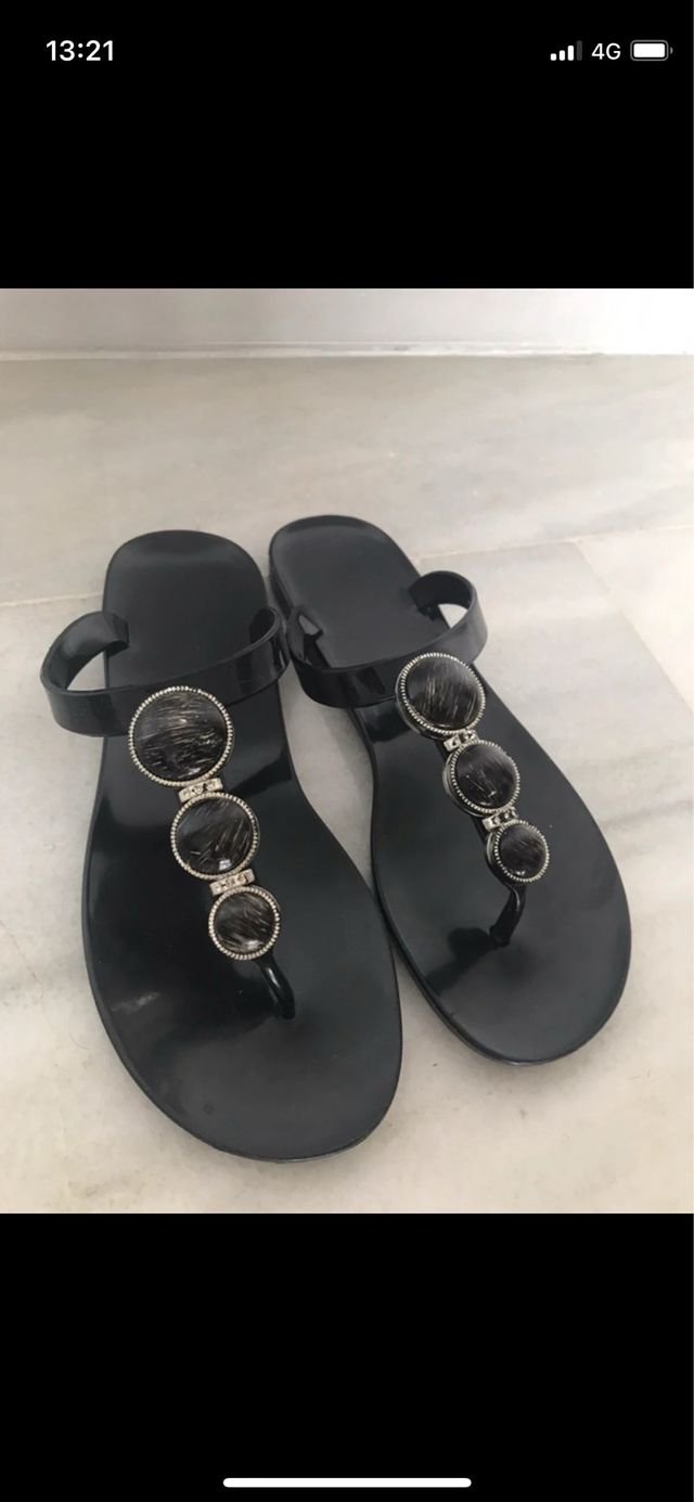 Sandalias negras con pedrería