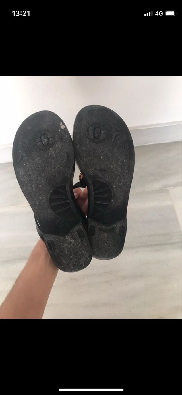 Sandalias negras con pedrería