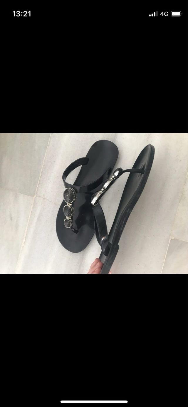 Sandalias negras con pedrería