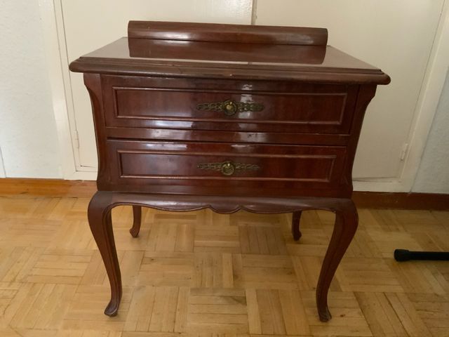 Mesita de noche de madera