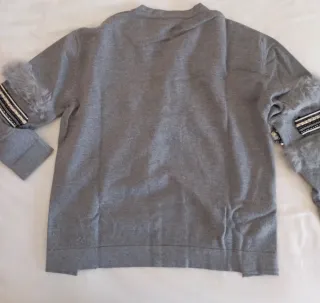 Jersey M&V gris con detalles de pelo