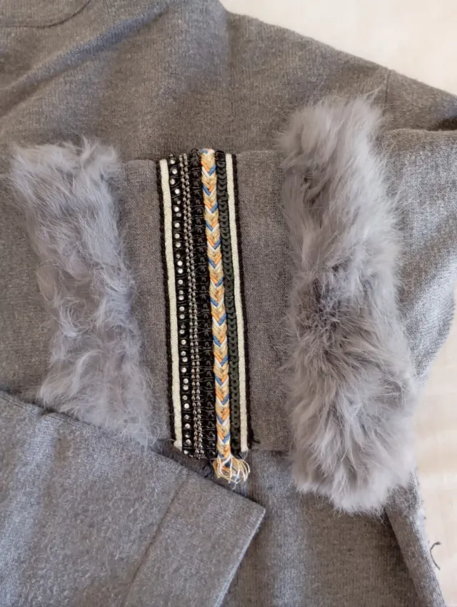 Jersey M&V gris con detalles de pelo