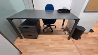 Mesa de oficina gris con cajonera