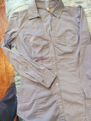 Camisa azul claro con rayas blancas