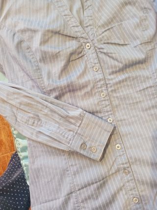 Camisa azul claro con rayas blancas