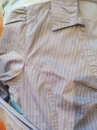 Camisa azul claro con rayas blancas