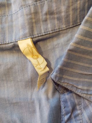 Camisa azul claro con rayas blancas