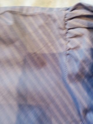 Camisa azul claro con rayas blancas