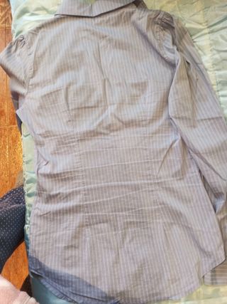 Camisa azul claro con rayas blancas