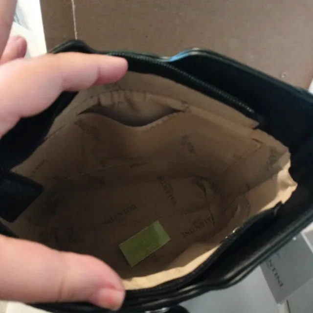 Bolso negro Valentini con broche de seguridad