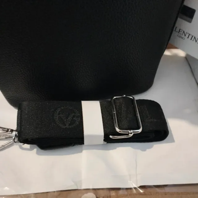 Bolso negro Valentini con broche de seguridad