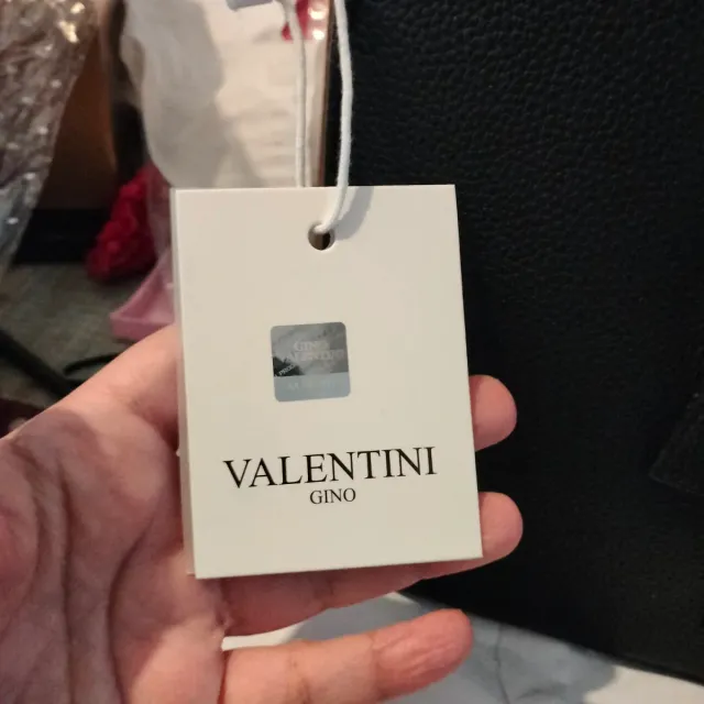 Bolso negro Valentini con broche de seguridad