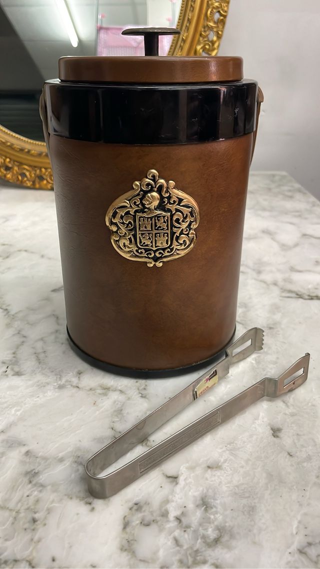 Hielera Vintage Marrón con Pinzas y Escudo