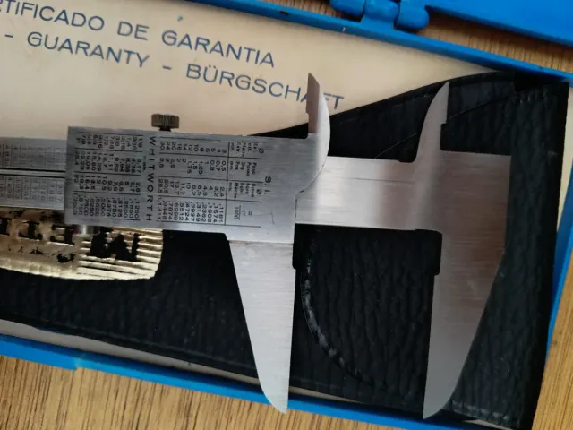 Calibrador pié de rey METRIC con estuche