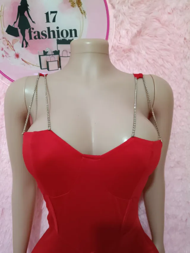 Vestido Rojo con Tirantes Plateados