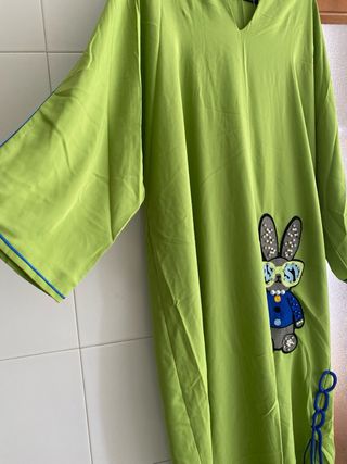 Vestido verde con estampado de conejo