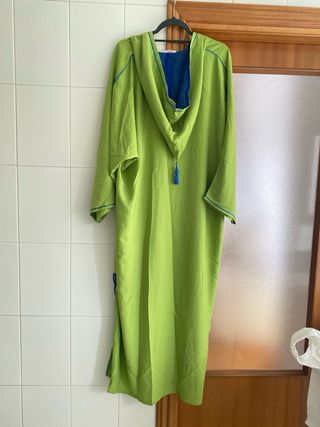 Vestido verde con estampado de conejo