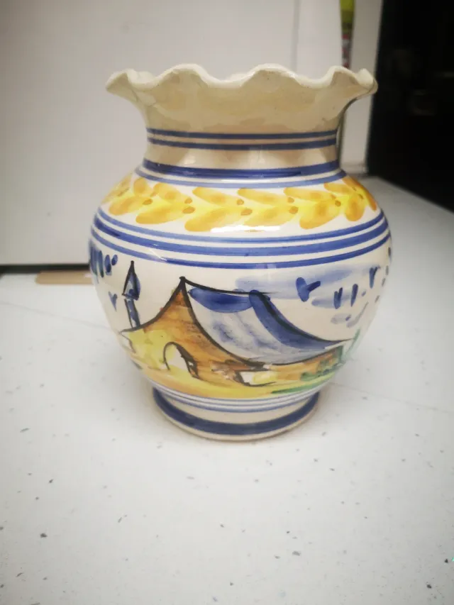 Vasija de cerámica pintada a mano