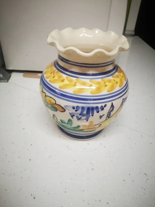 Vasija de cerámica pintada a mano