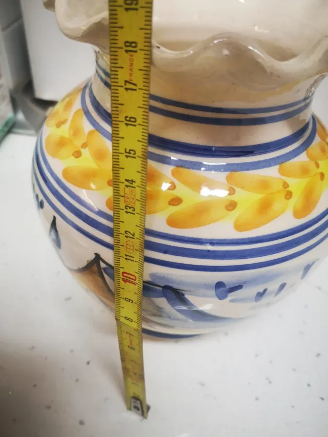 Vasija de cerámica pintada a mano