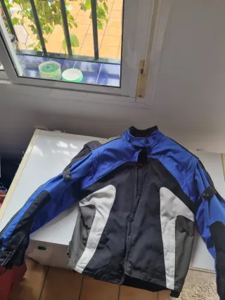 Chaqueta de moto azul y negra