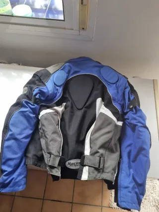 Chaqueta de moto azul y negra