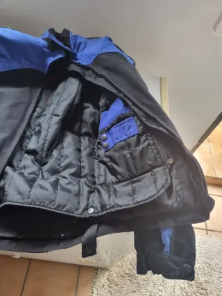 Chaqueta de moto azul y negra