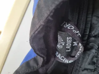 Chaqueta de moto azul y negra