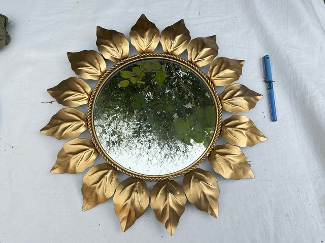 Antico specchio dorato con foglie