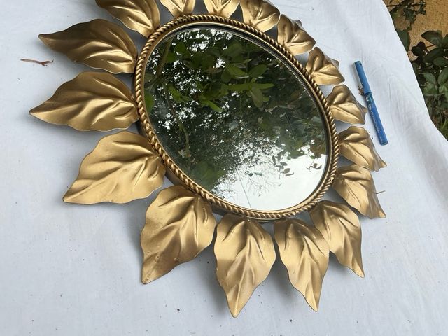 Antico specchio dorato con foglie