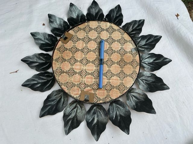 Antico specchio dorato con foglie