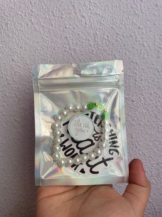 Pulsera artesanal perlas y detalles verdes