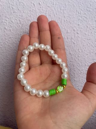 Pulsera artesanal perlas y detalles verdes