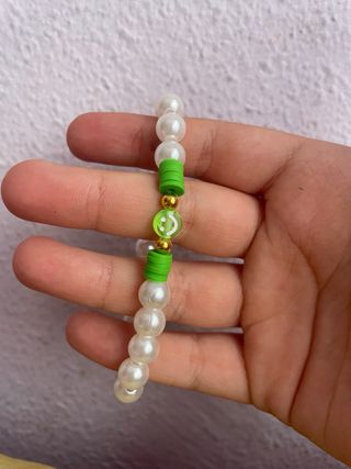 Pulsera artesanal perlas y detalles verdes