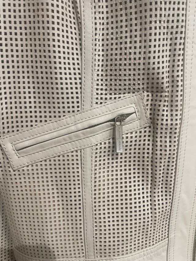 Cazadora cuero perforada color crudo