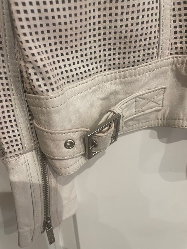 Cazadora cuero perforada color crudo