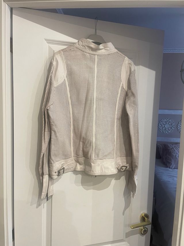 Cazadora cuero perforada color crudo