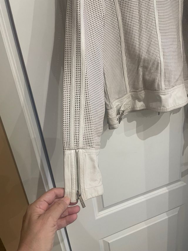 Cazadora cuero perforada color crudo