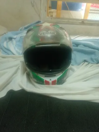 Casco de moto con diseño de estrellas