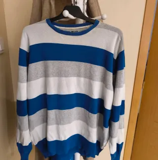 Jersey de rayas azul, gris y blanco hombre.