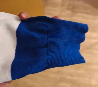 Jersey de rayas azul, gris y blanco hombre.