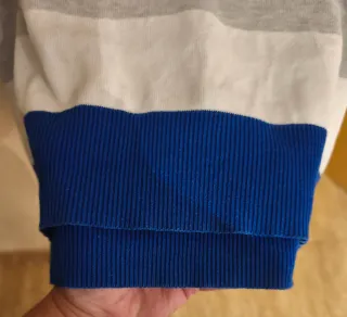 Jersey de rayas azul, gris y blanco hombre.