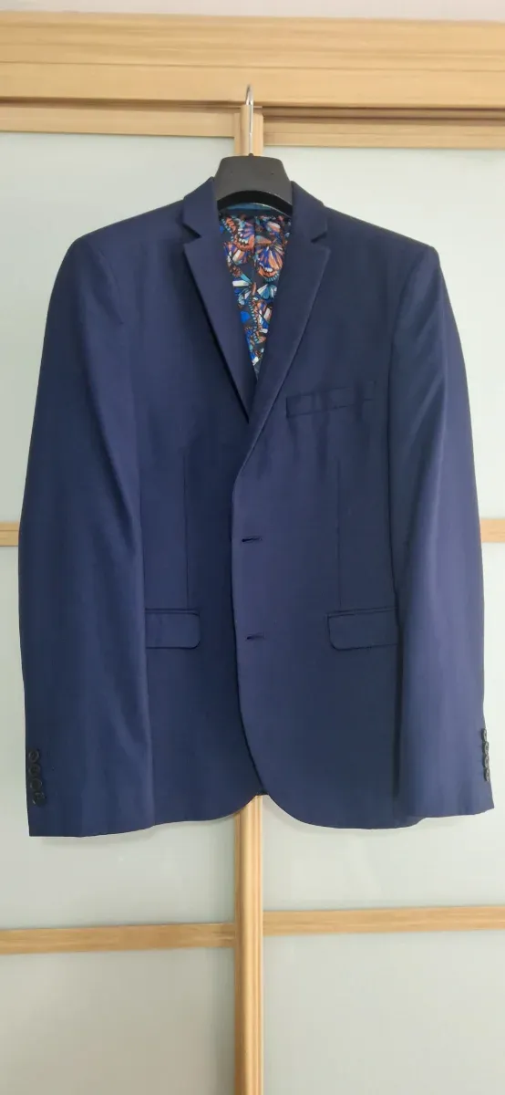 Traje azul marino con forro estampado