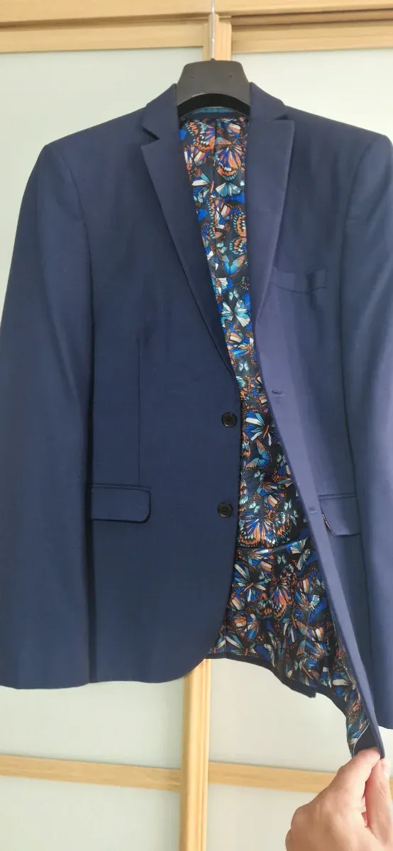Traje azul marino con forro estampado