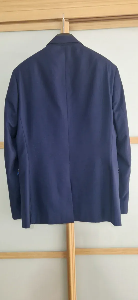 Traje azul marino con forro estampado