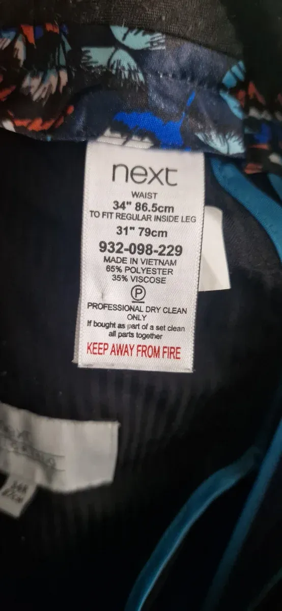 Traje azul marino con forro estampado