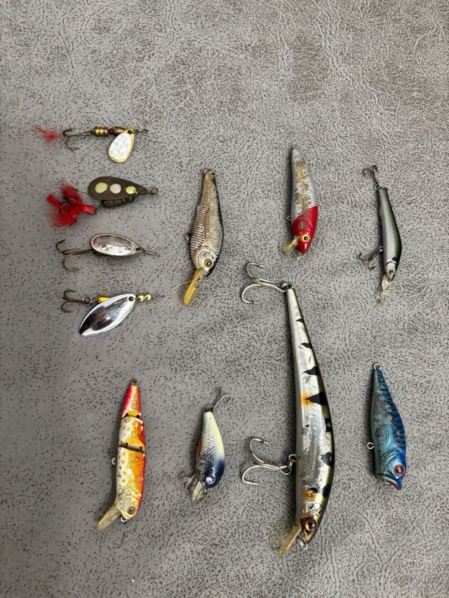Lotes de 11 señuelos de pesca variados