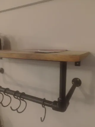 Perchero de pared en madera y metal