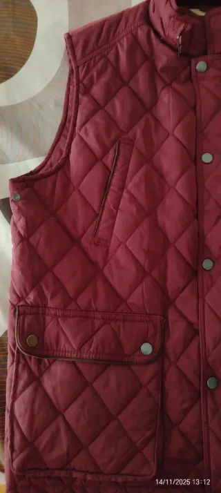 Chaleco acolchado burdeos
